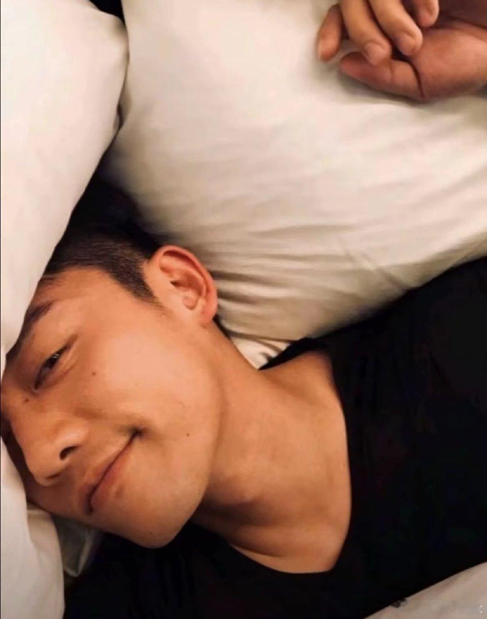 郑恺 扔黄金给工作人员郑恺早期沪少的含金量还在上升！对工作人员都这么好，接一个这