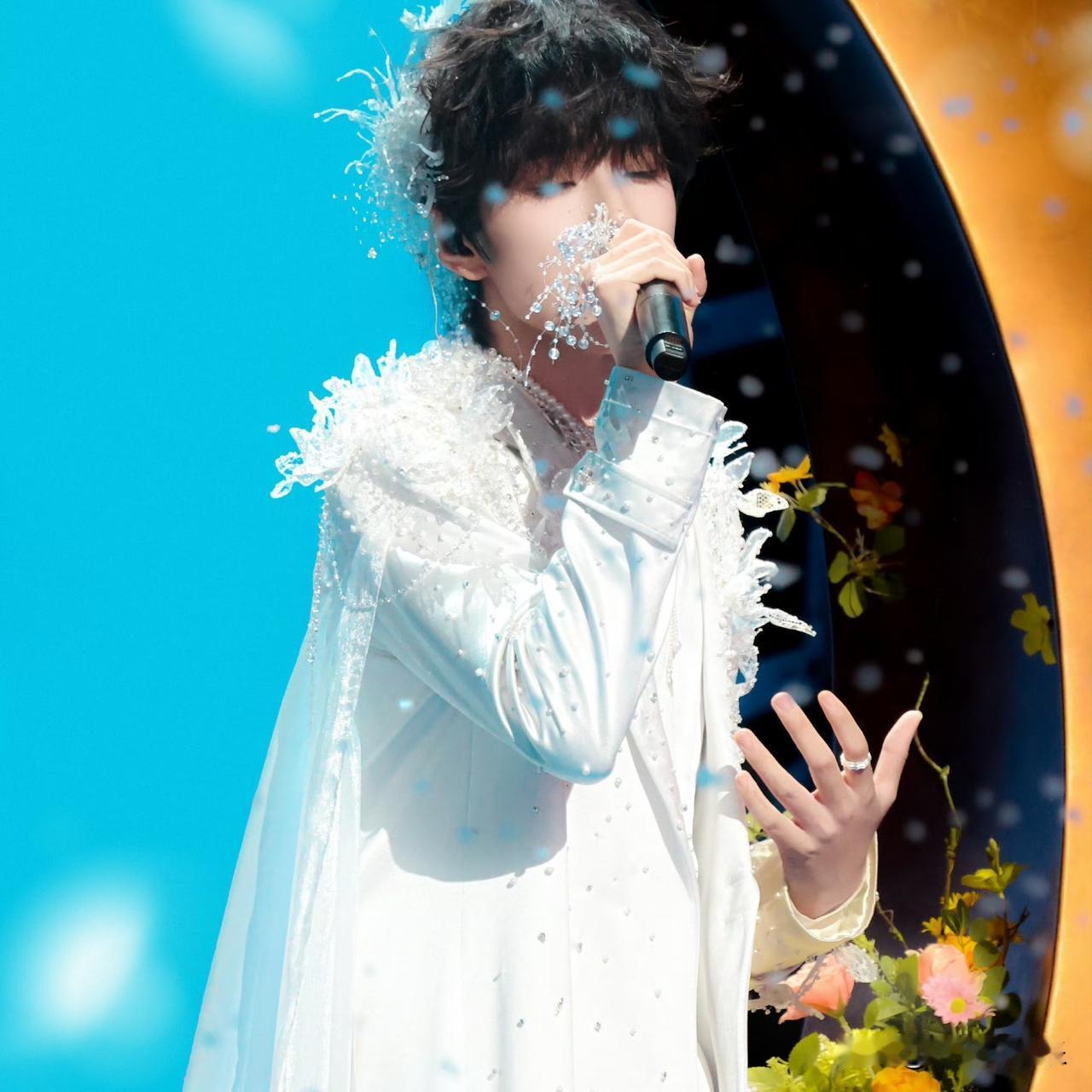 王橹杰以碧色挑染造型惊艳亮相，瞬间成为众人焦点。那一抹灵动的碧色，宛如春日里的一