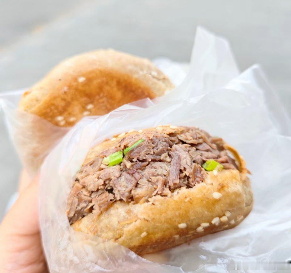 紫光园肉烧饼还是很好吃的，虽然有点小~ 