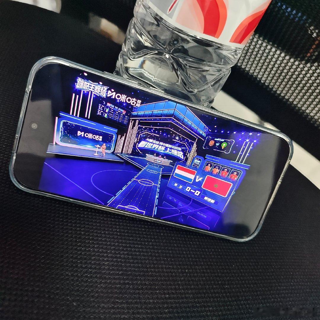 开会摸鸡看球，摩洛哥与荷兰这个上半场，场面势均力敌，控球率都是各占50%，但摩洛