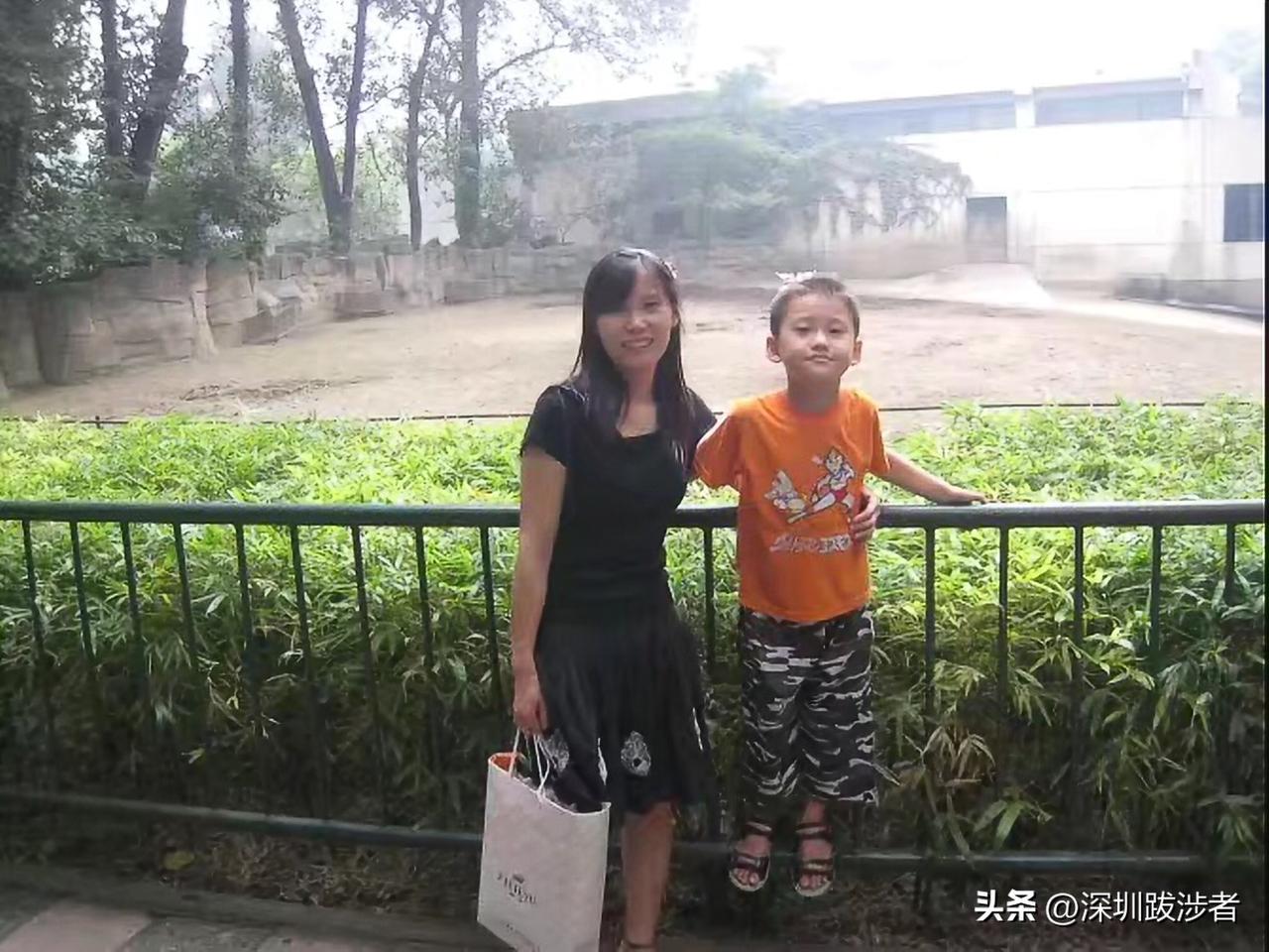 年已过完，又到打工人离开家园的日子了。看到这个母亲离家，儿子用电视声掩盖哭声的镜