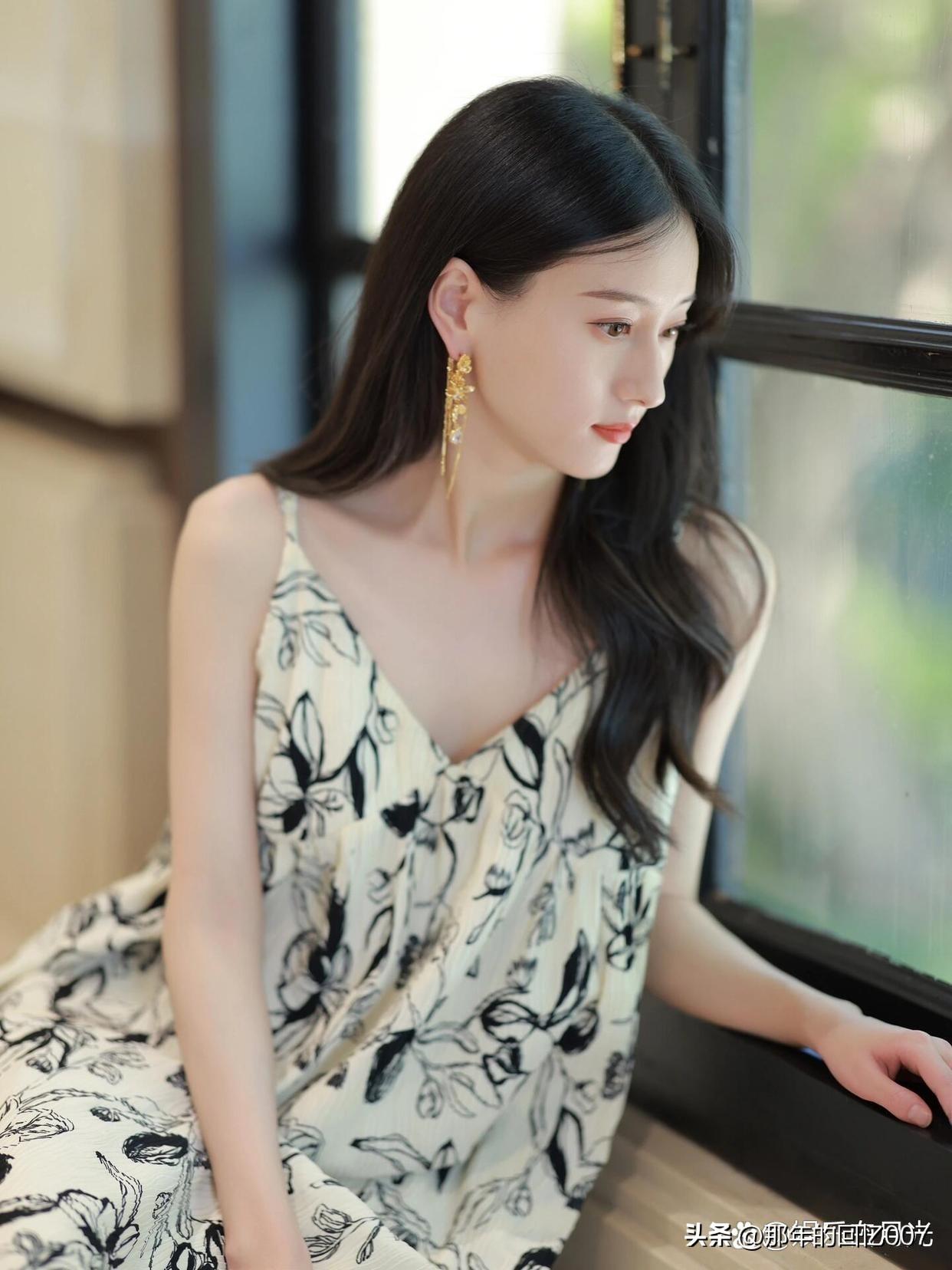 优雅黑发美人，沉思窗边，复古耳环点缀，黑白印花裙摆飘逸。