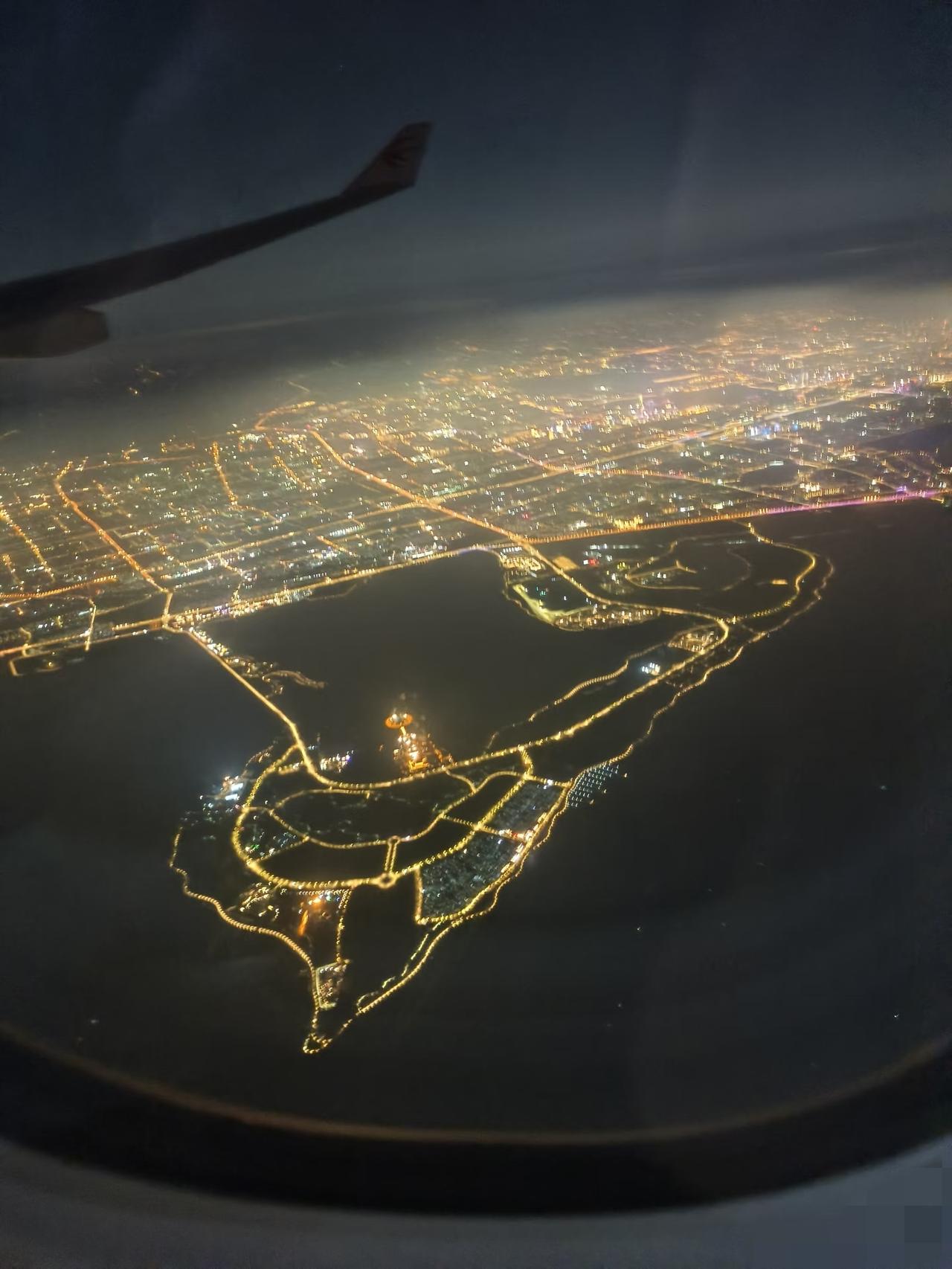 这是上海滴水湖吗？