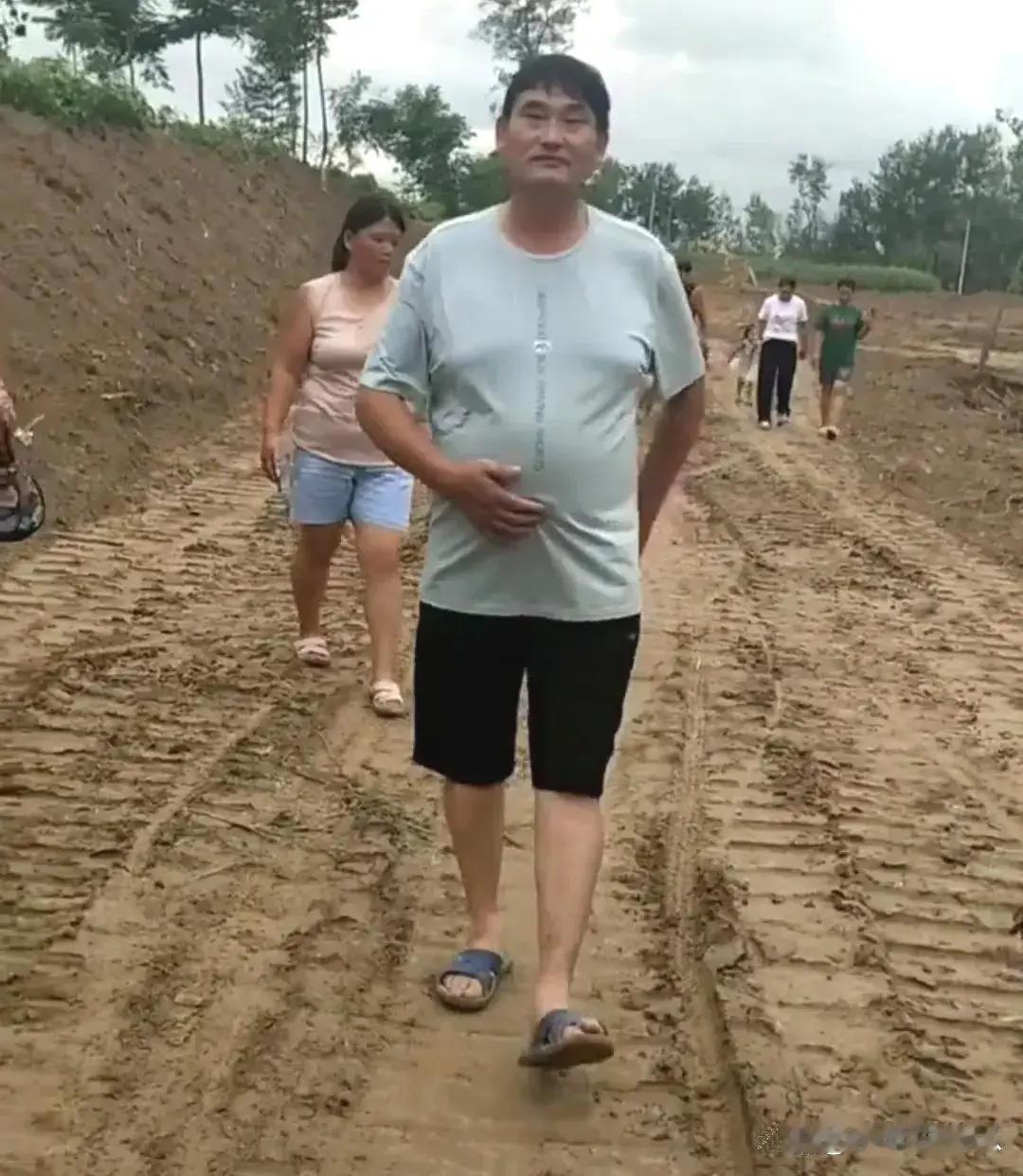 农民歌唱家大衣哥，肚子虽大，腰杆挺直。走路自信，有底气。
这大概是事业有成之人的