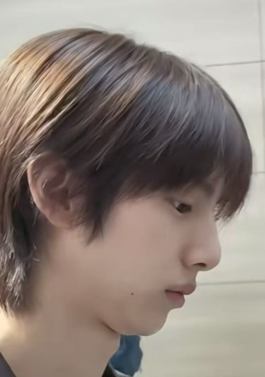 网友评价 金主训真的是先天闯美圣体 下巴撞脸美漫著名角色 好性感 