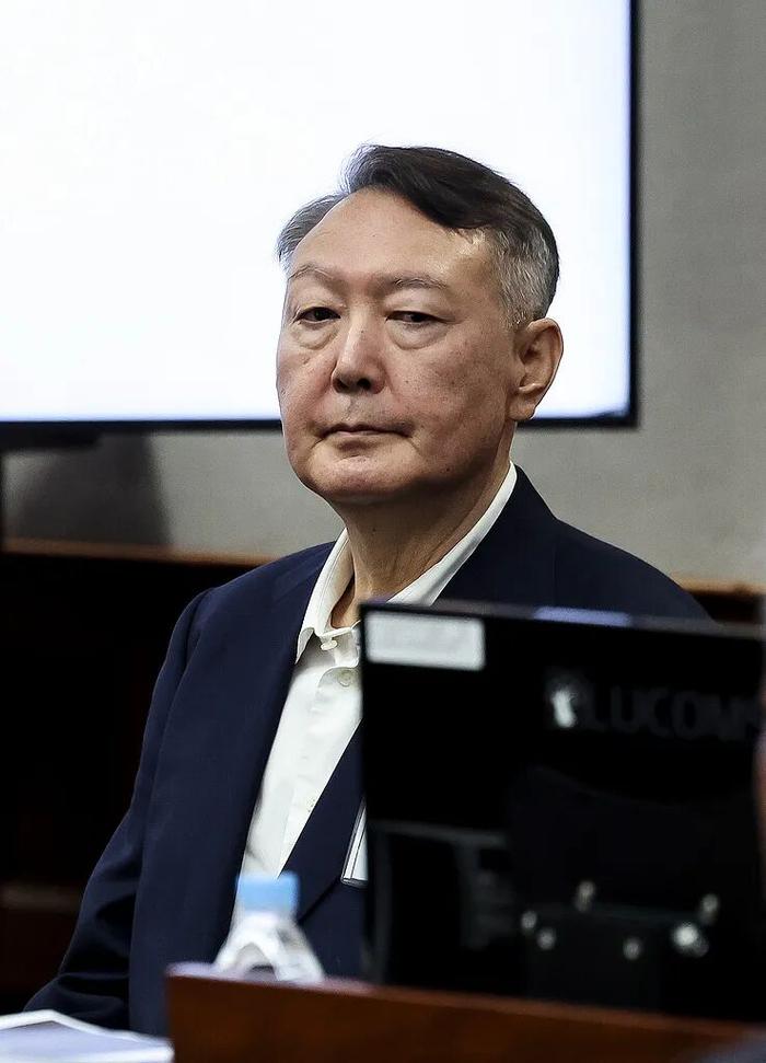 11月10日，韩国特别检察官办公室正式以"一般利敌罪"及"滥用职权罪"等多项刑事