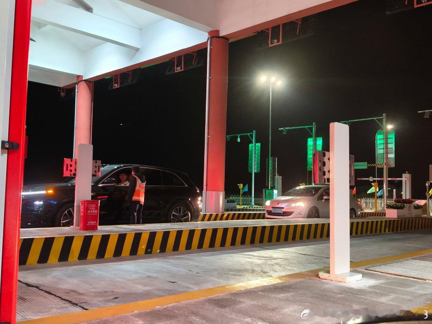 抓到一个卡点12点下高速的幸运儿【图1】以及两个卡点下高速失败的小傻瓜【图2】 