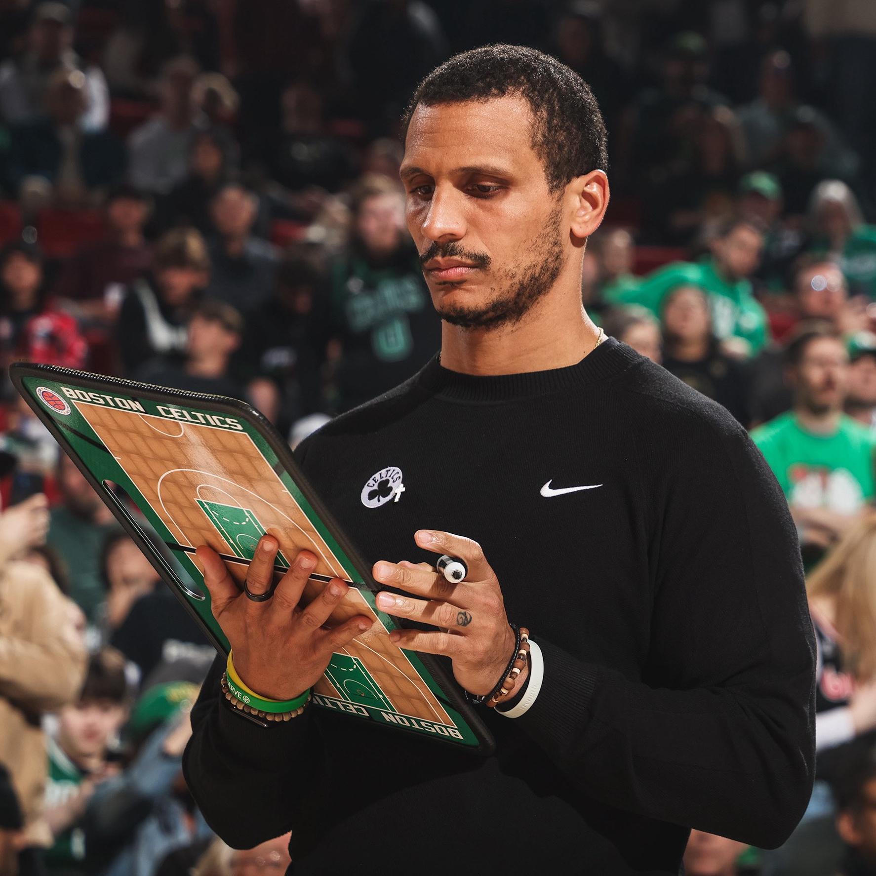 凯尔特人国度 老球迷们都清楚，我们曾经自嘲是 “波士顿钢铁厂” 但我发现，本赛季