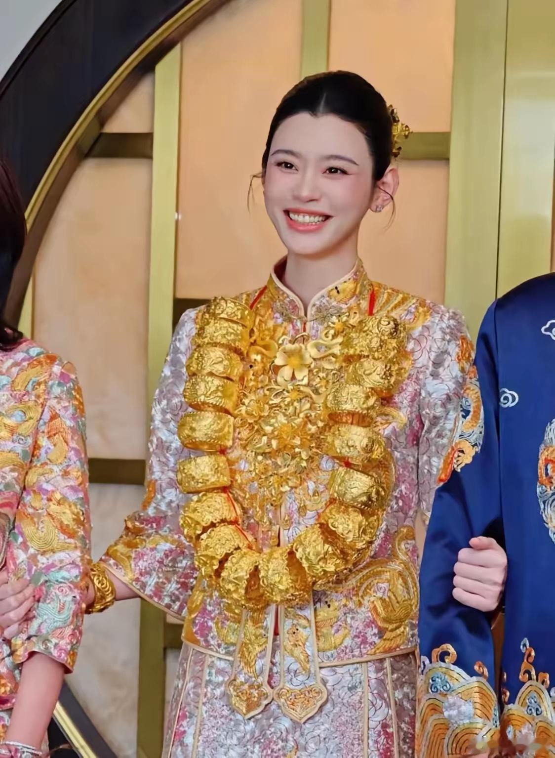 奚梦瑶晒婆婆赠送的婚嫁敬茶礼奚梦瑶和何猷君穿中式龙风褂喜服，完成结婚的传统敬茶仪