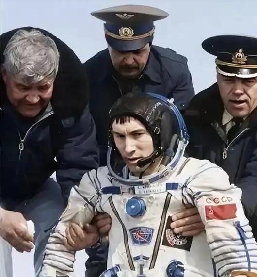 1991年，一名 苏联 的宇航员刚进入太空没多久，苏联就解体了！他被孤零零的遗忘