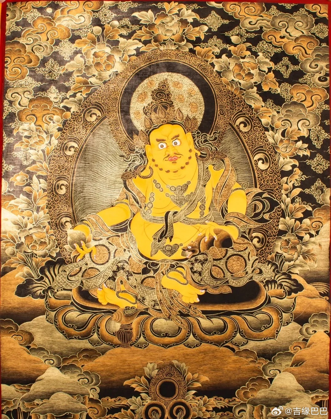 黄财神是佛教诸财神之首；黄财神身色金黄，手持吐宝鼠，虔诚礼拜，黄财神会帮你脱离困