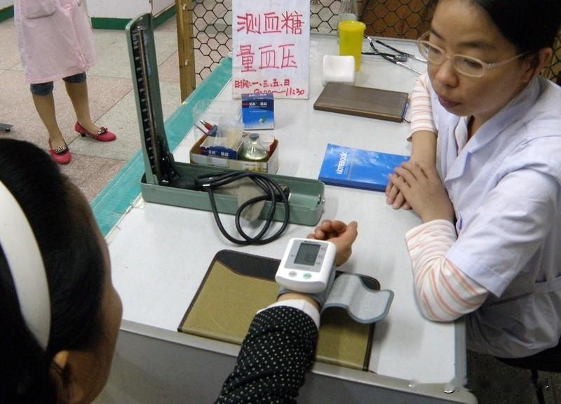 哪些因素易导致血管长斑块 血管长斑块可不是小事儿，很多因素都可能导致它。血液中胆