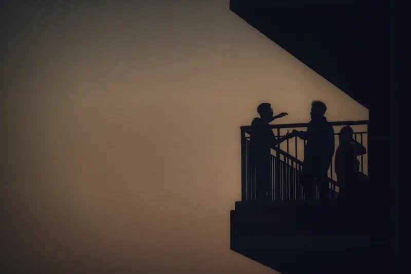 家人们，昨天楼上那吵架动静可太大了，连警察都给招来了。就听那婆婆哭咧咧地说：“儿