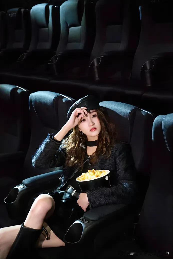 关晓彤“电影院的浪漫时光，独享的甜蜜爆米花”🍿🎥💕