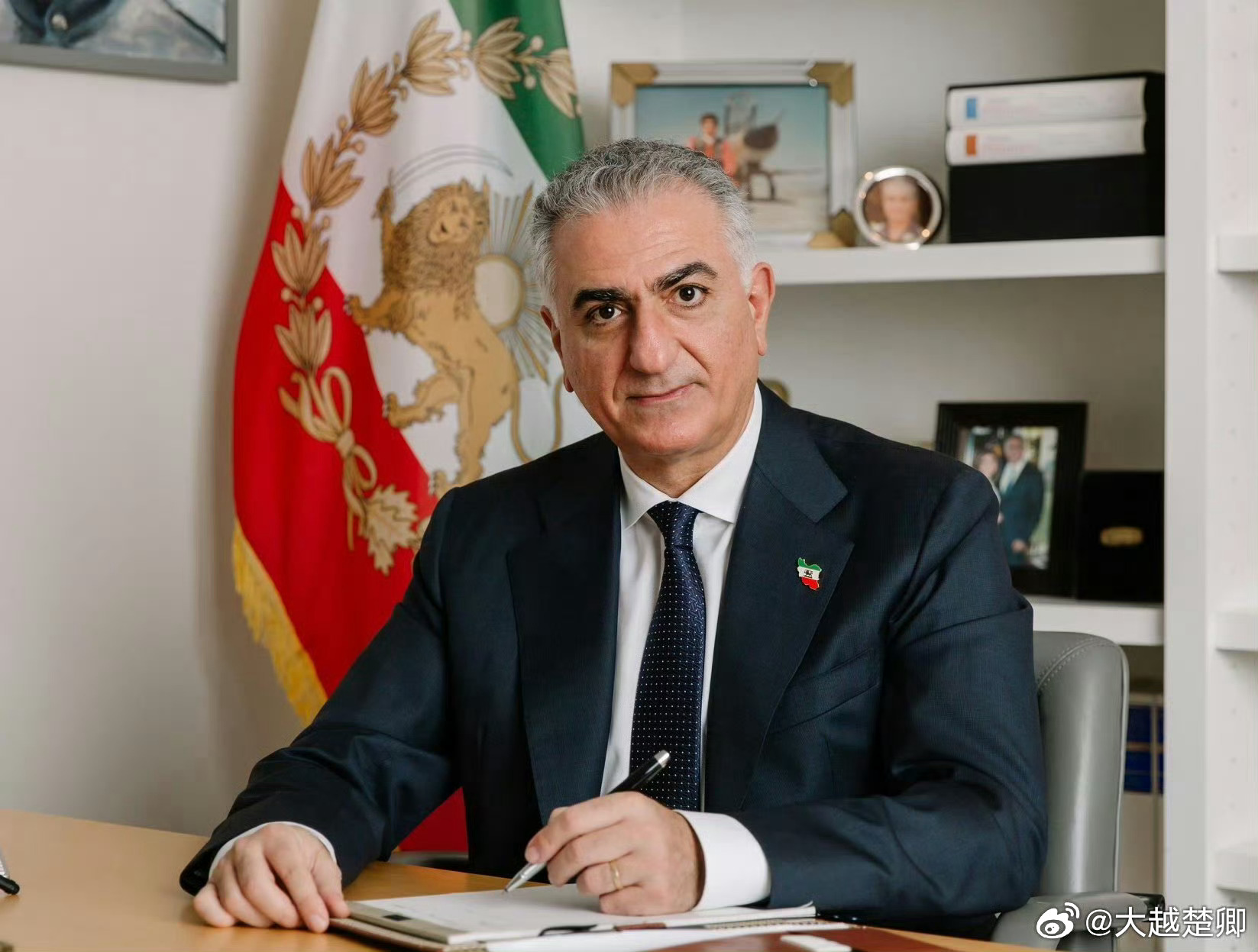 巴列维说，伊朗人民呼唤他挺身而出领导过渡政府，他也毅然接受这一责任。 