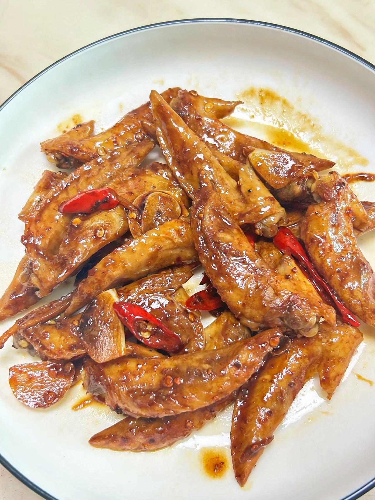好吃到停不下来的鸡翅尖，做法简单小白也会
鸡翅尖这样做真的太好吃了，越吃越香呀！