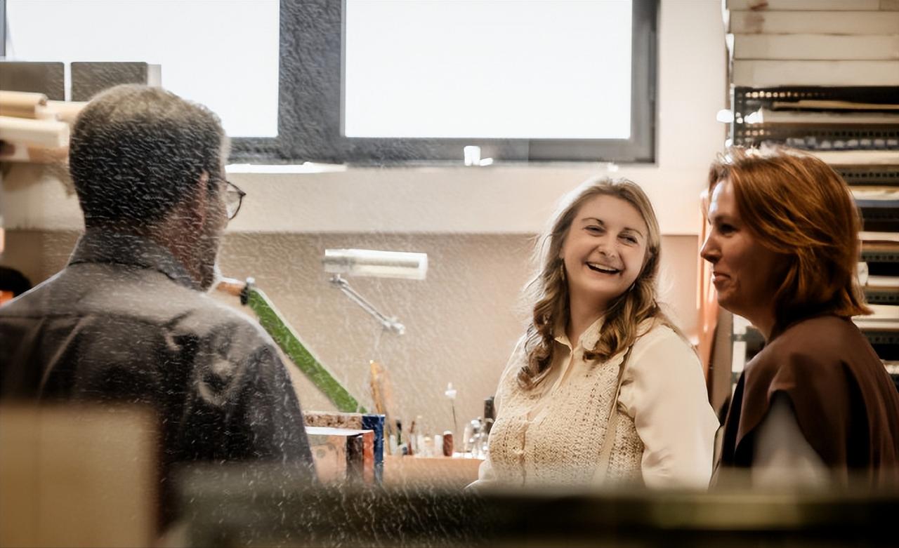 3月23日，卢森堡大公夫人斯蒂芬妮访问了手工书籍装订的御用供应商Danielle