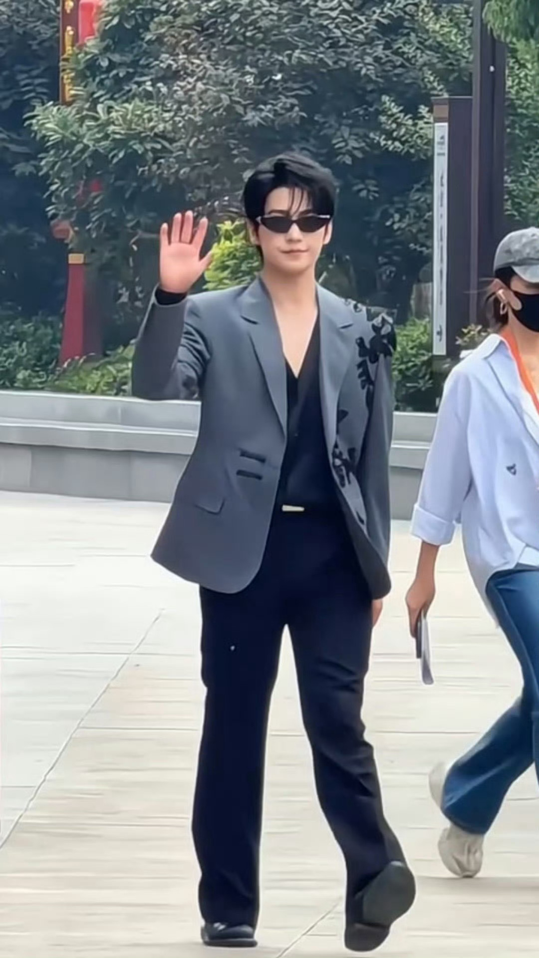 bgm一响 杨洋登场模糊的画质 但杨洋的颜值是清晰的帅气杨洋开封必吃榜第一拖杨洋