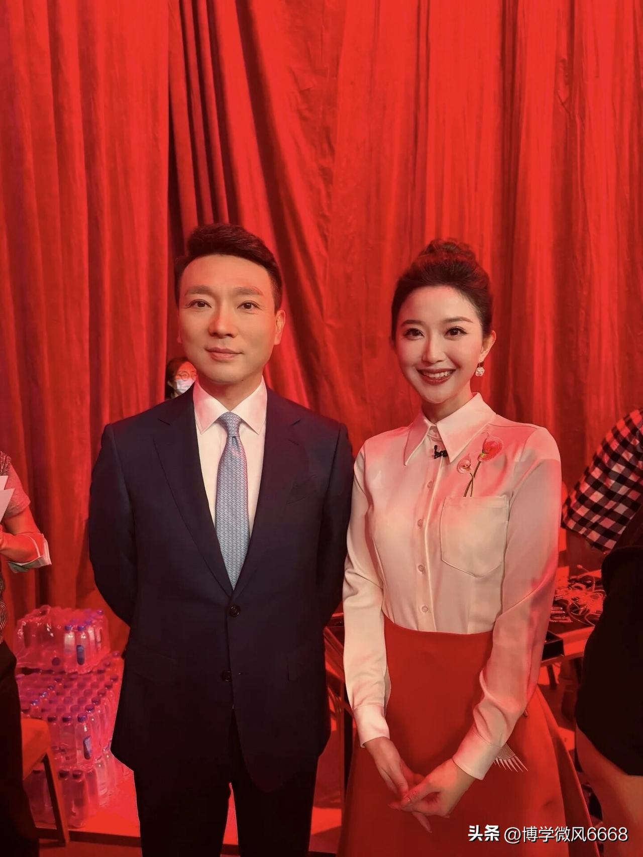 照片中的这位女主持人长得好漂亮，她的美带着一种清秀超群的美，长的非常细嫩，眉目传