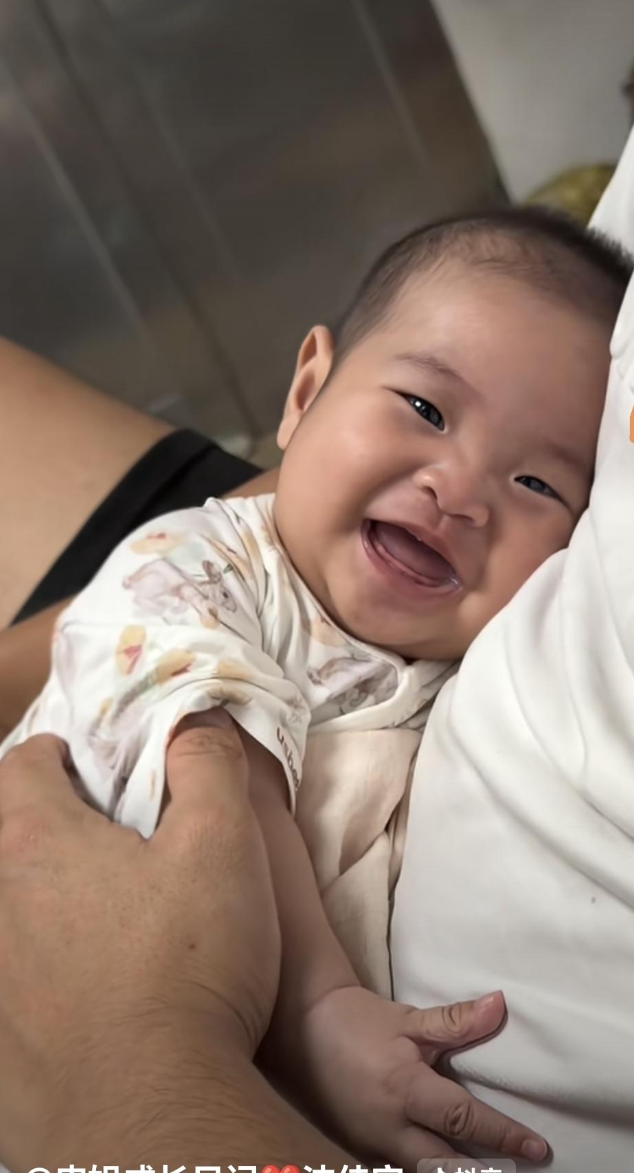 好喜欢小芬和学长的女儿沈佳宁小妹妹[呲牙]，整天都是活力满满，笑意盈盈的，给人一