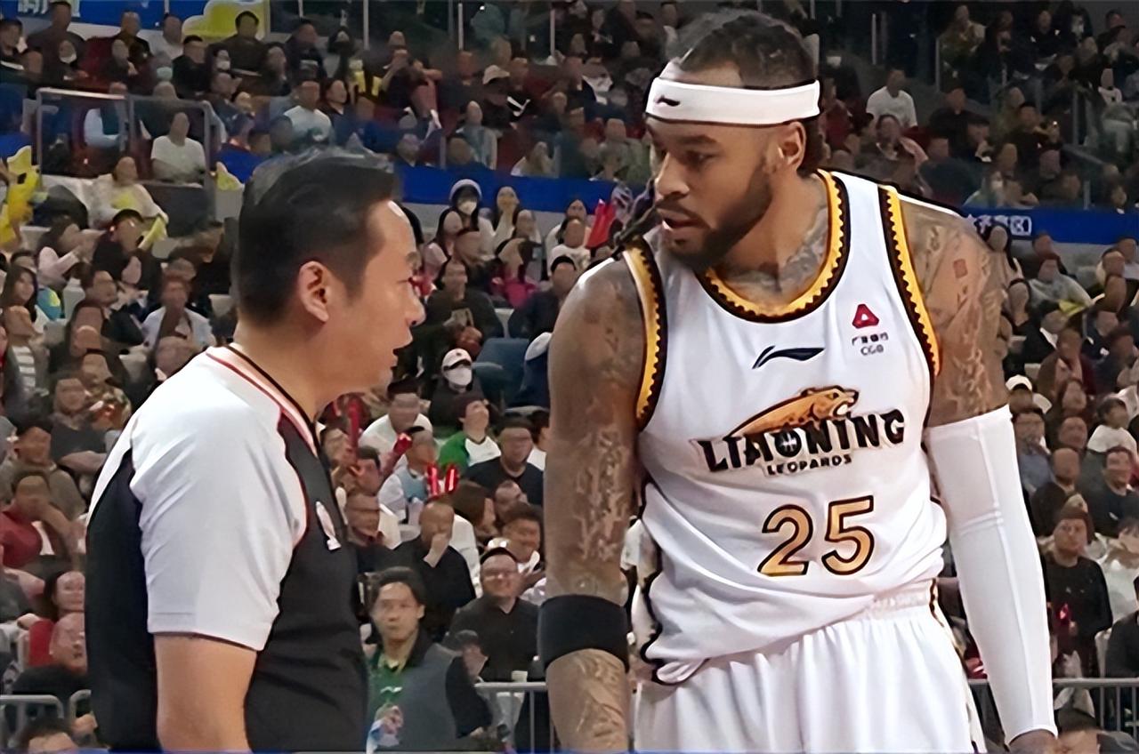 0.5倍慢镜头还原，莫兰德不满判罚吃T，崔老师经典“找补哨”
昨晚的比赛中，崔老