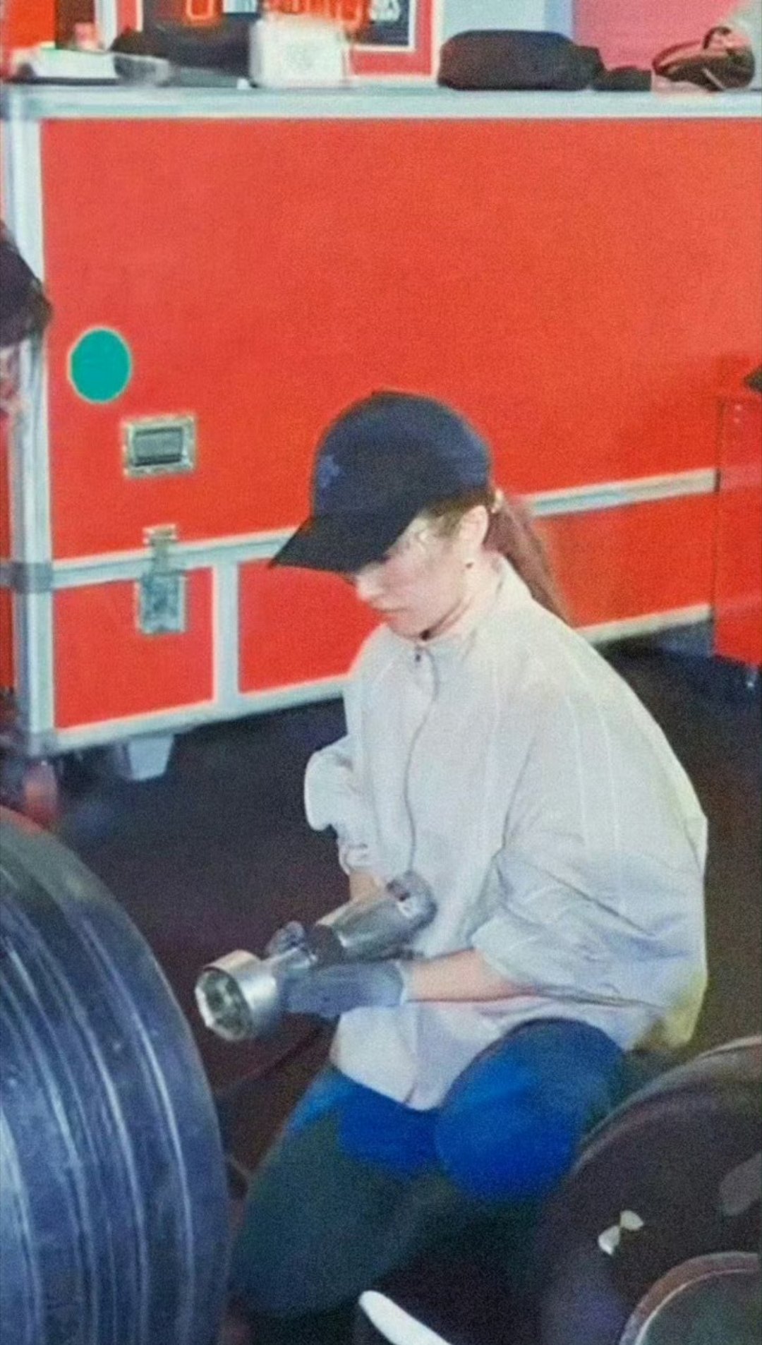 刘亦菲8秒换胎这换胎技术也太利落了，8秒真·女神！动作行云流水，半跪在地上那个专