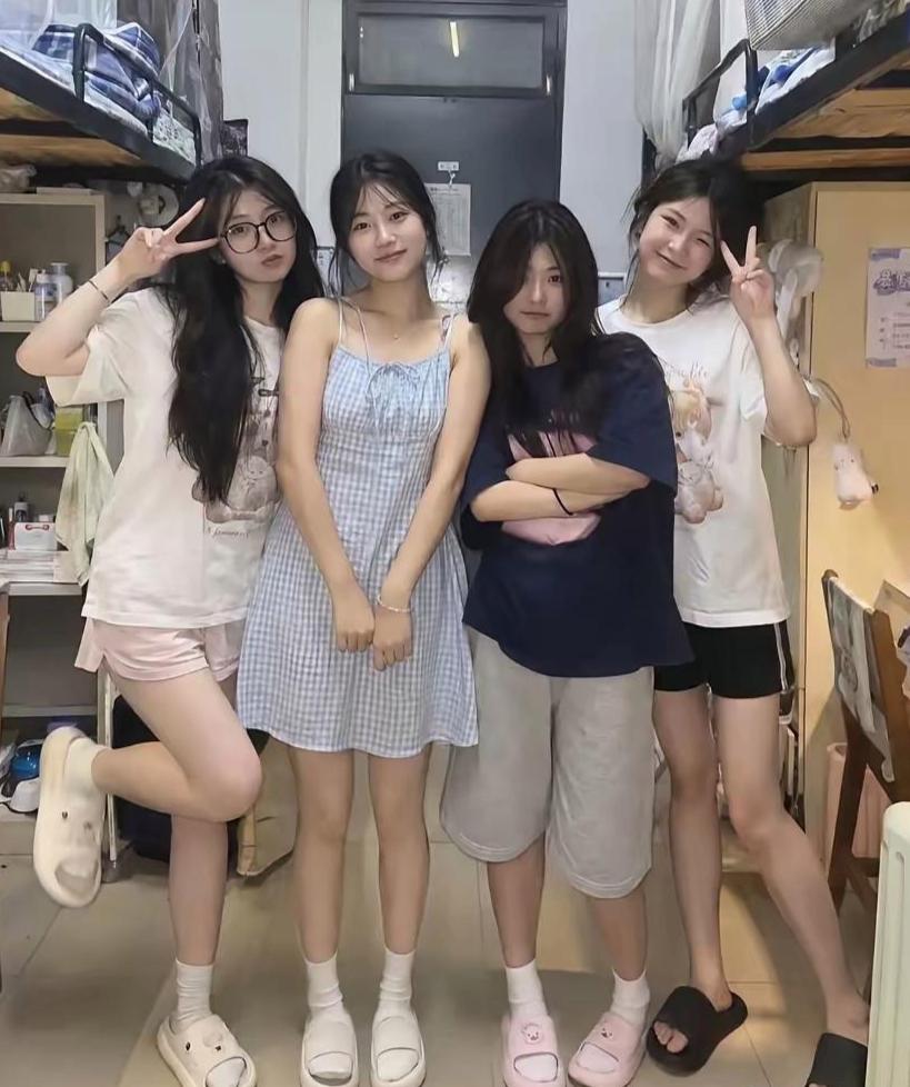 一眼看过去，是不是目光一下落在穿裙子的女孩身上？
 
宿舍四个女生合影，满满的青