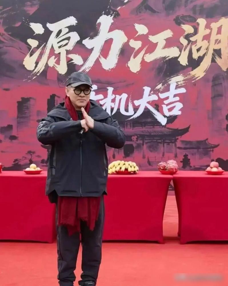 李连杰要上微短剧了。
他这次不当主演，甘当绿叶为新人搭台。红果短剧上已经有40万