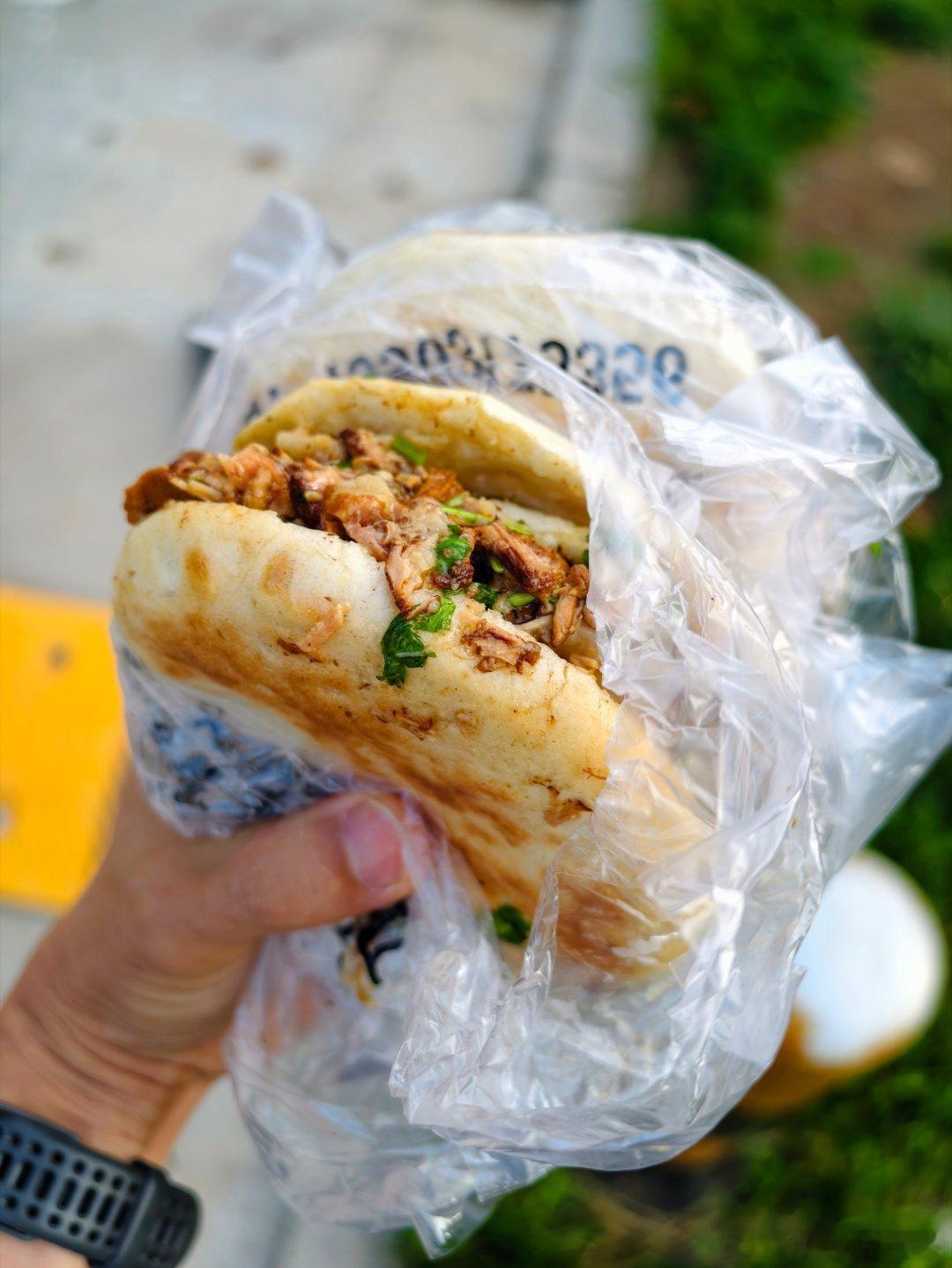 感觉这家肉夹馍比之前大了呢。。买了两个没吃完下次还是一个肉夹馍一碗粥吧 