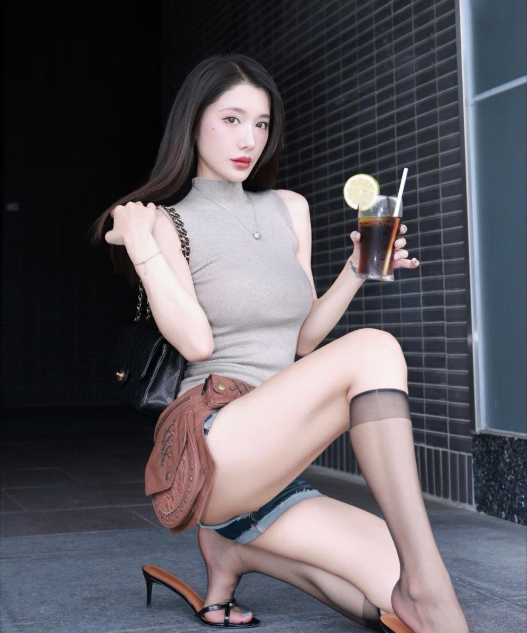 都市酷炫风穿搭，时尚少女与咖啡的完美邂逅