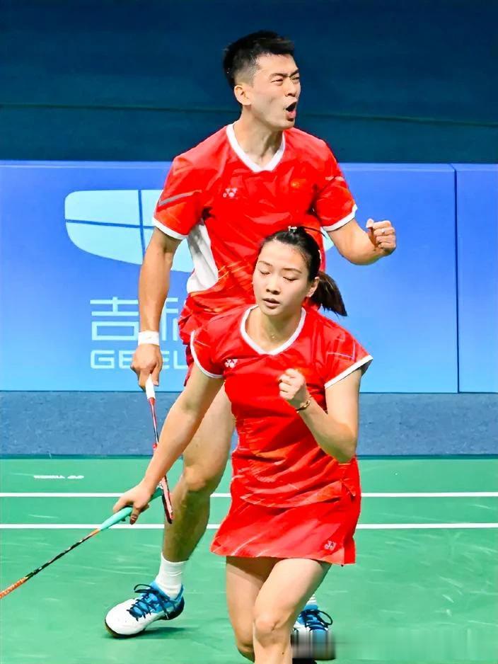 亚运快报:
10月7日，杭州亚运会羽毛球混合双打决赛，中国组合黄雅琼/郑思维2: