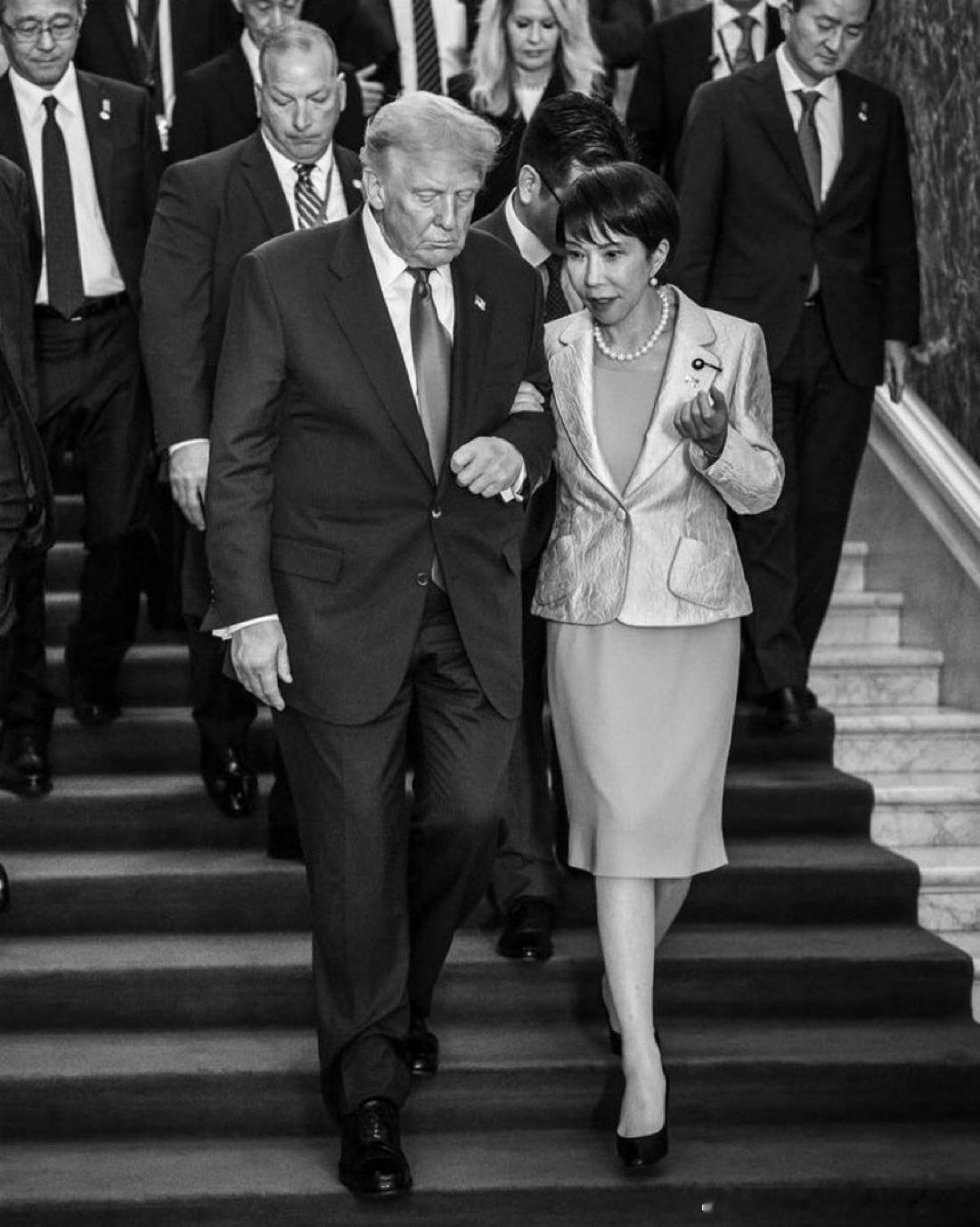 【黄金时代】白宫和日本同时发布川普高市早苗CP照片，高市早苗挽着川普的左边臂膀，
