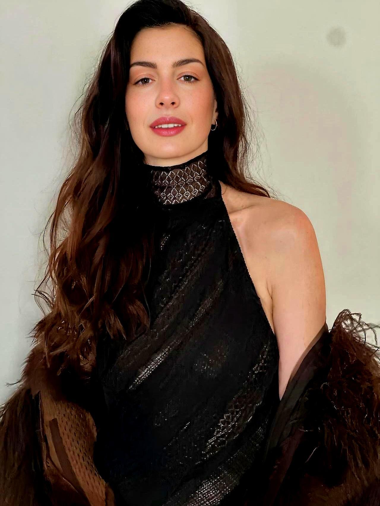 安妮海瑟薇穿“全裸”裙亮相，后背开到尾椎！
 
闪光灯炸裂，她一转身，全场屏息。