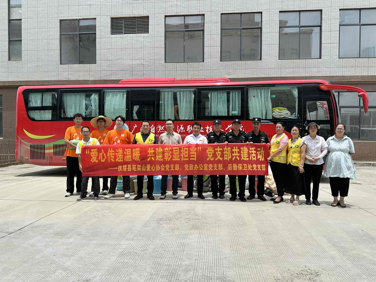毕业季，高校毕业学生离校时都会扔掉很多被子，衣物，书籍等，那些物资其实还是有价值