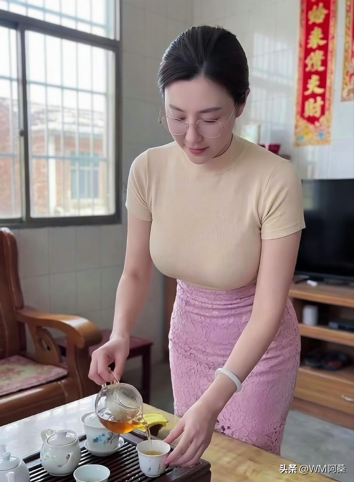 夏日生活打卡季少喝饮料，多饮茶。