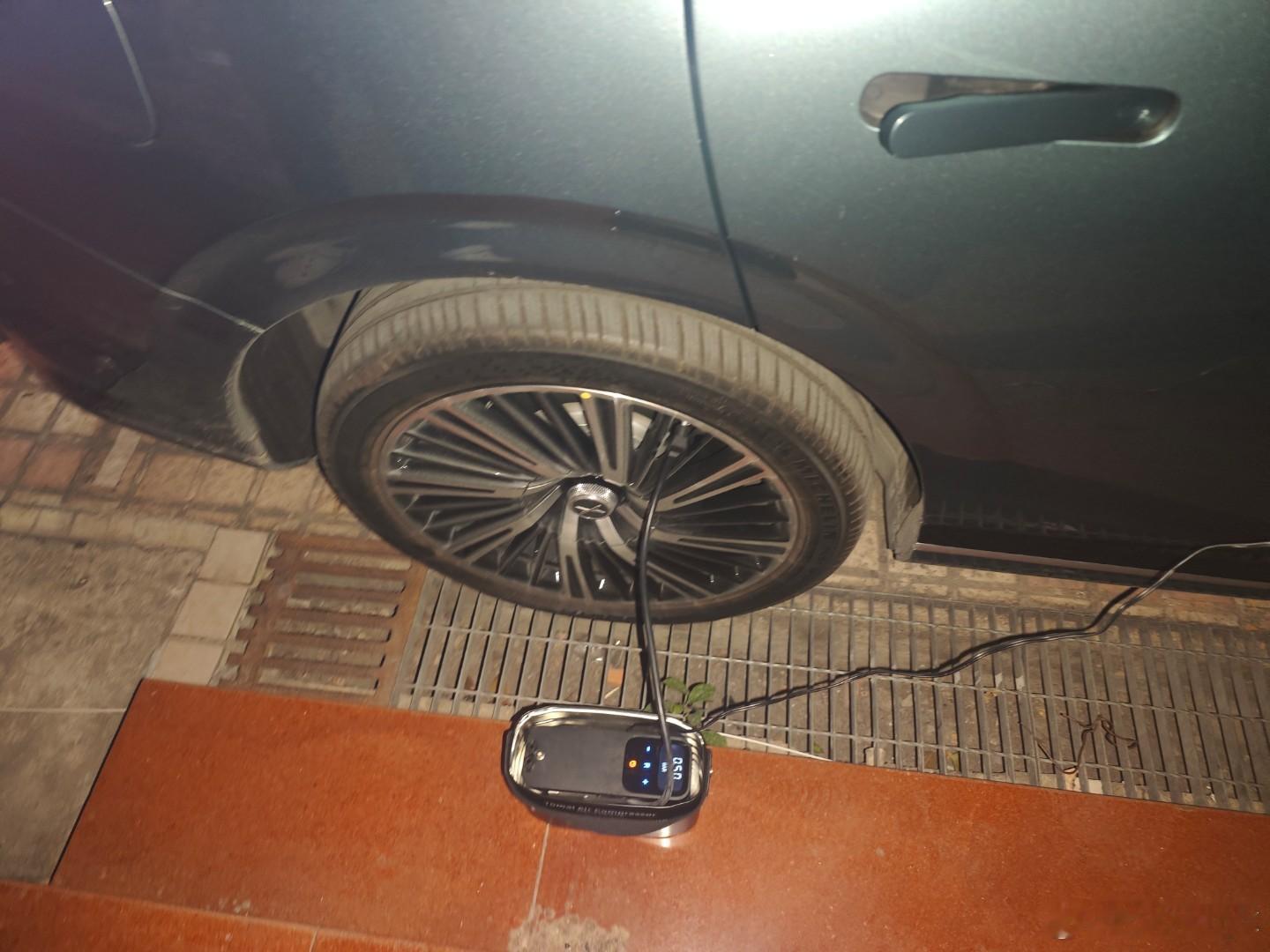 建议开车一定要远离马路牙子务必留意马路边的情况别贴太近，轮胎好贵... 