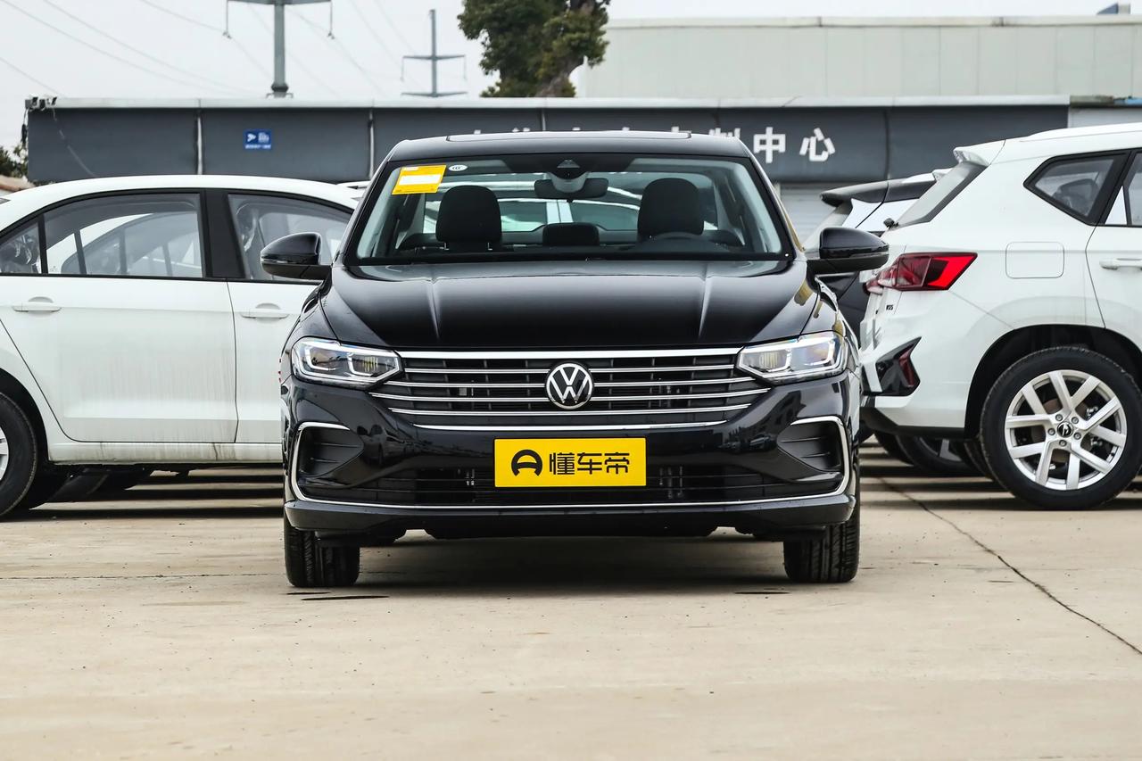 大众朗逸就像是经常在电视上露面的明星或者是人气很高的大网红，认识它的人太多了！不