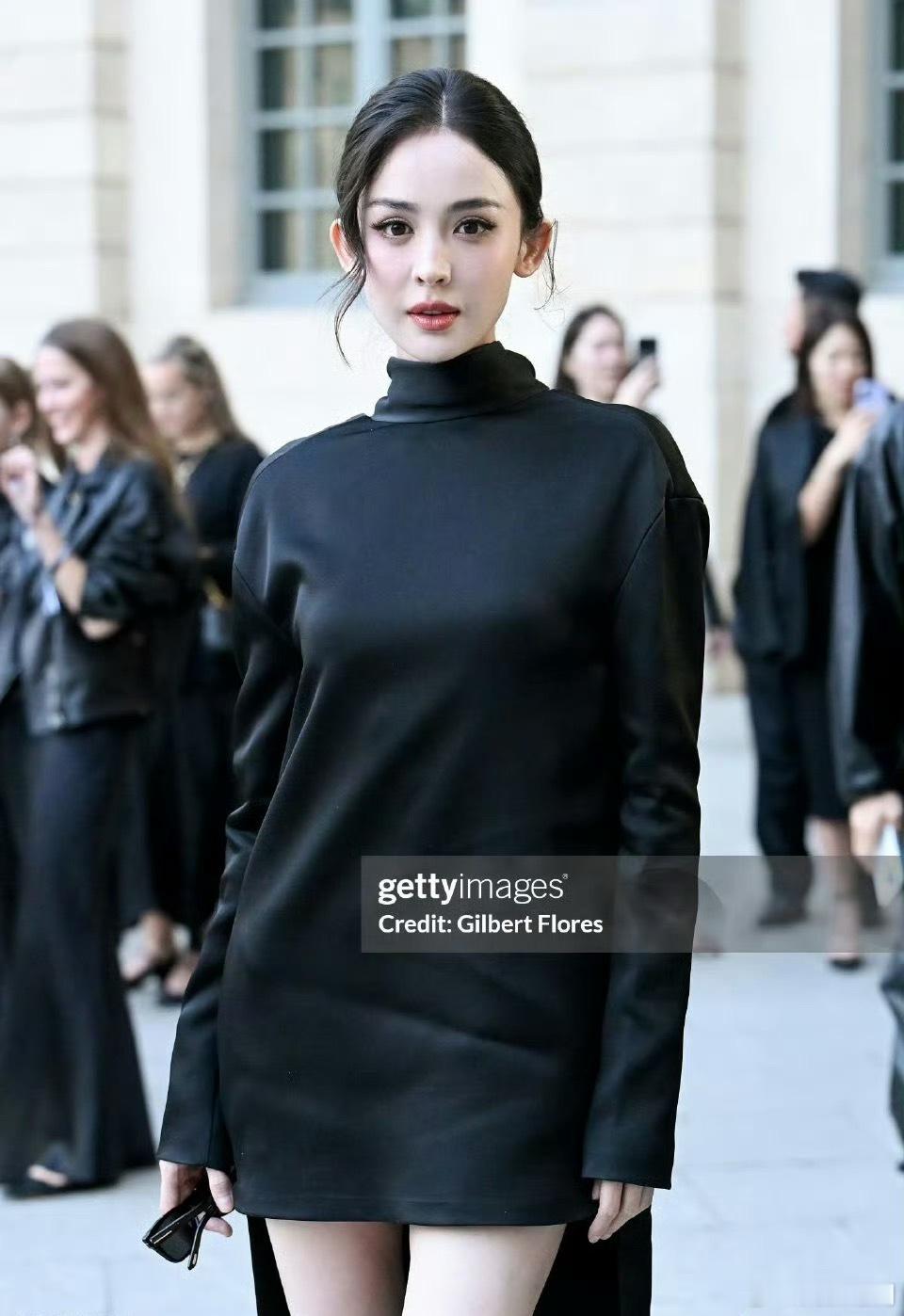 昨晚巴黎时装周的三位内娱女艺人G社生图：古力娜扎、迪丽热巴、周也。 谁的状态最佳