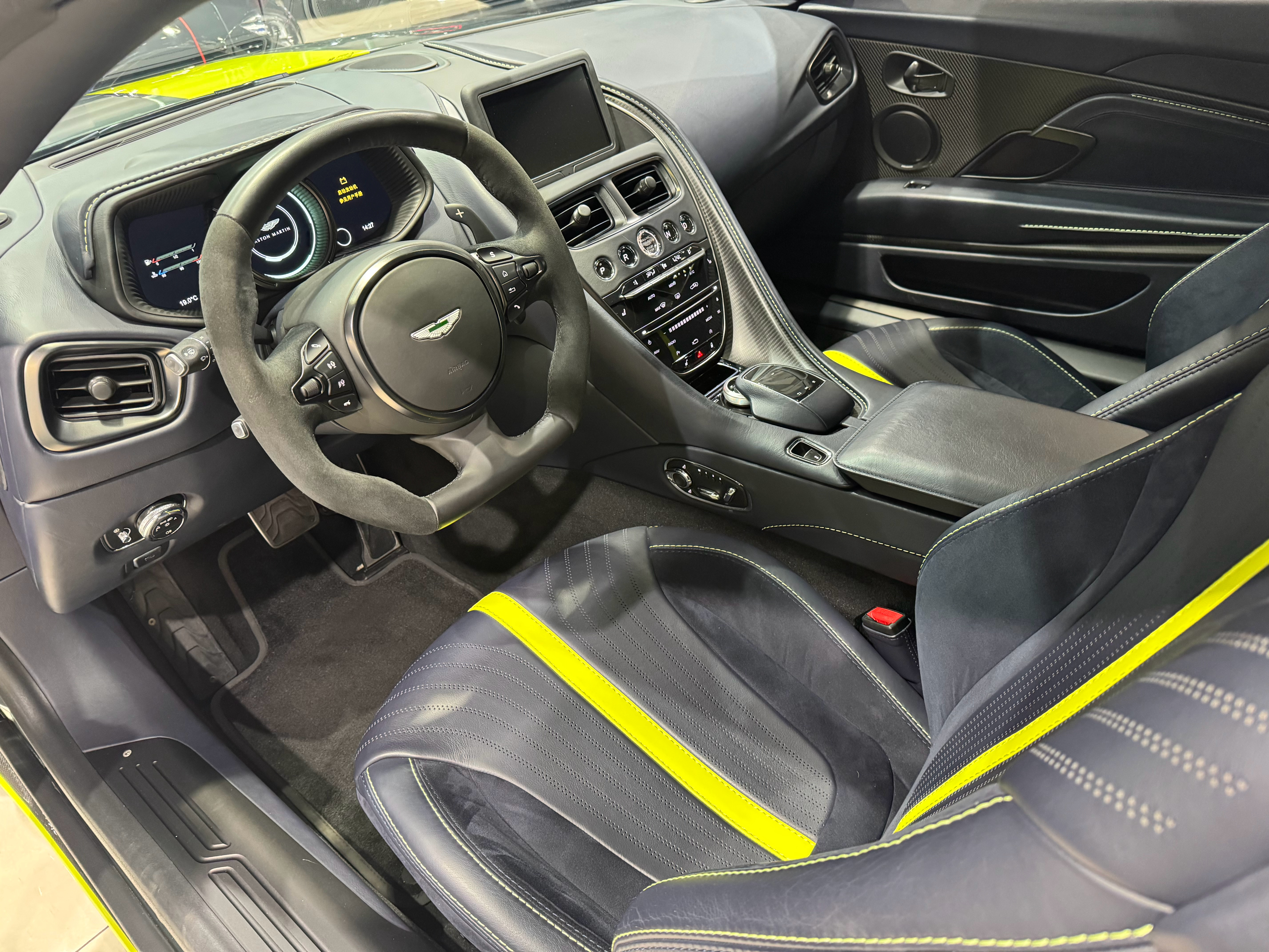 你爱哪款阿斯顿马丁____？ 