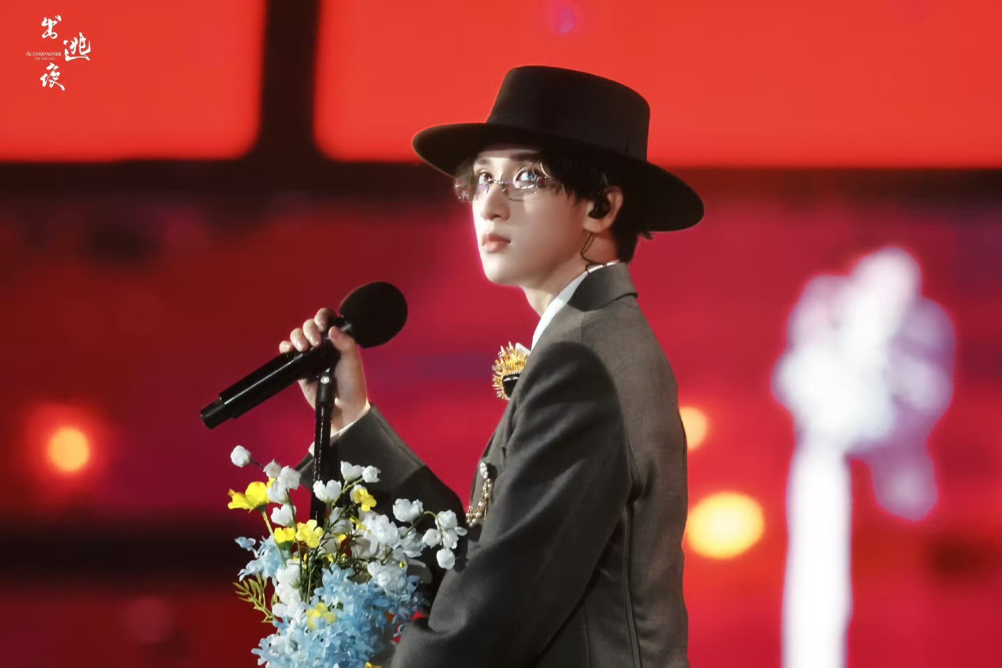 谁给严浩翔选的裤子帅哥靠脸驾驭丑裤子哈哈哈！演唱会造型咋一套比一套好看！ 