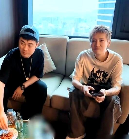 镜头切到杭州的夜里，鹿晗换了亚麻色短发，跟陈赫一家碰杯，张子萱照看着两个女儿，杯
