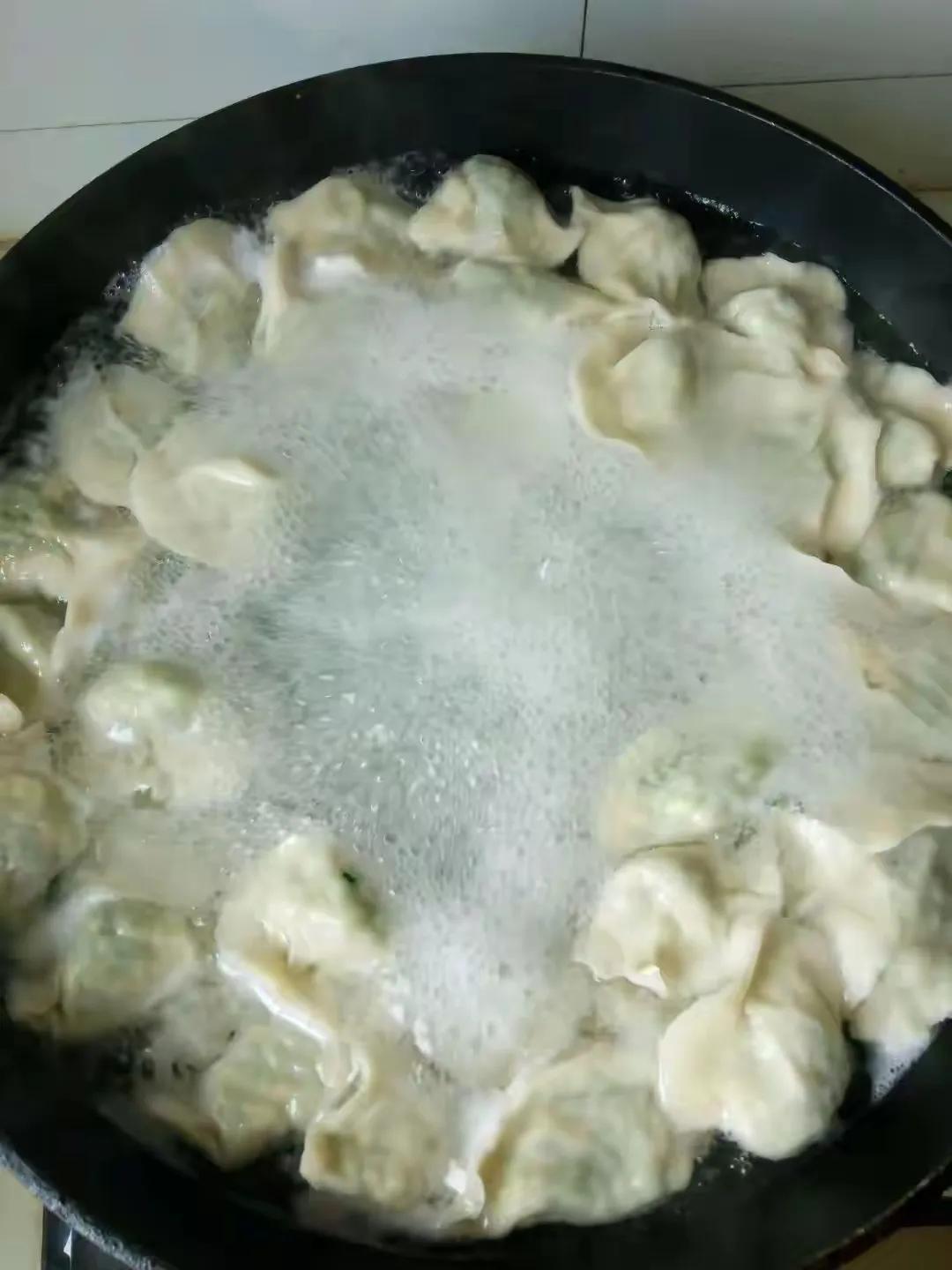 包好的饺子是先冻，还是煮熟了再冻？

直接冻，皮筋道汁水足，但封口不严容易煮破。