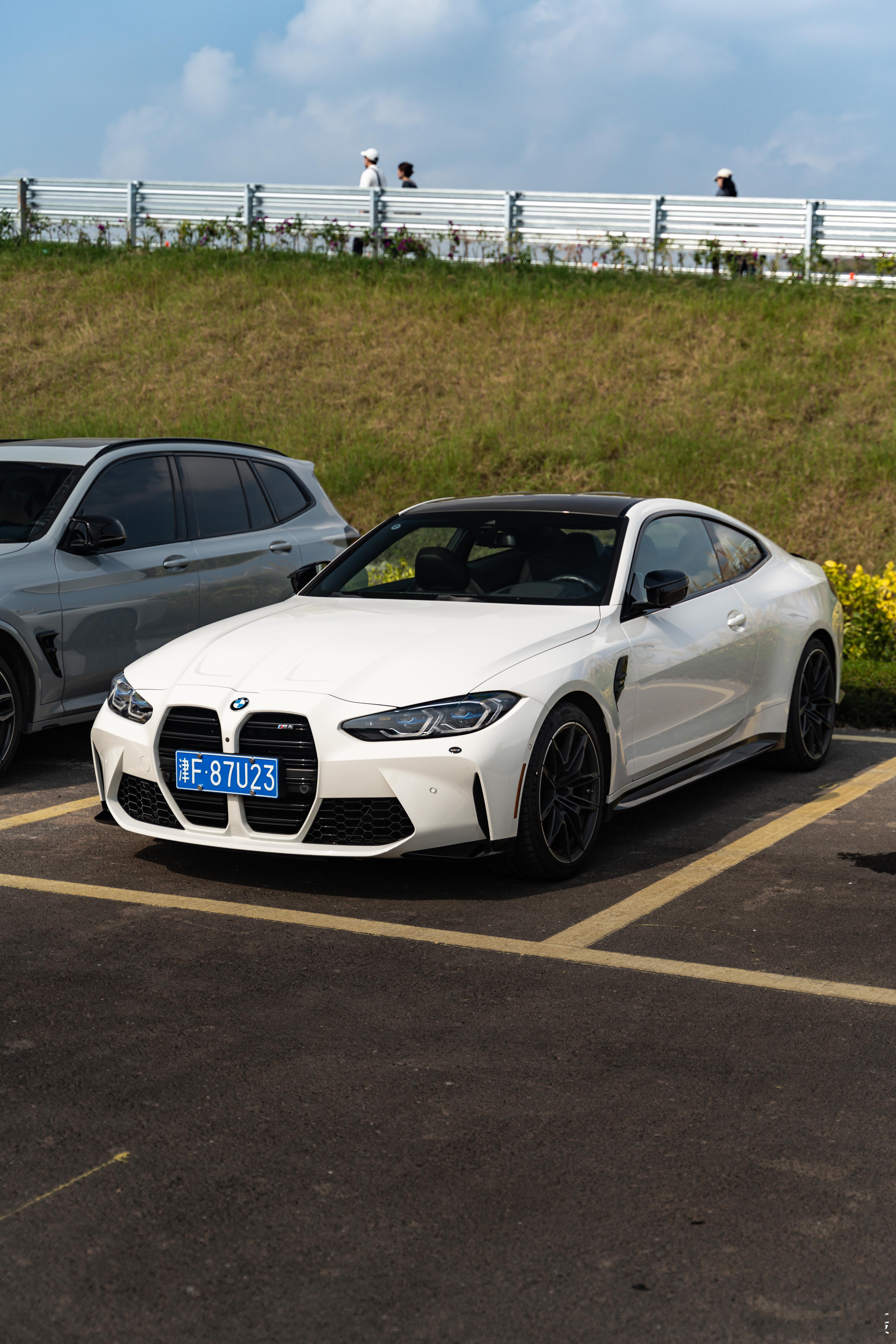 BMW M4 MT宝马嘉年华上停在角落里的一台手波M4，远远的看到了侧面的美规小