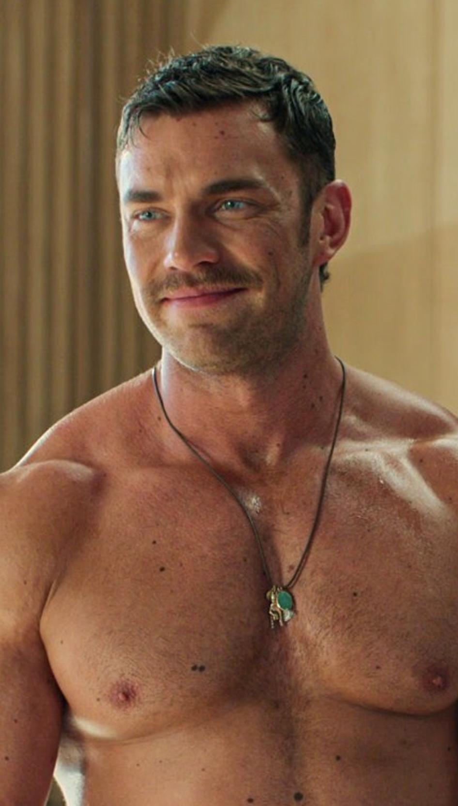 32岁的演员 Zane Phillips 晒出前后对比照，最近几年因为好莱坞内卷