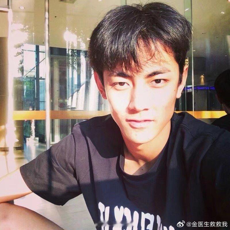 #纪凌尘早期旧照# #纪凌尘考古#谁懂 以前真的有被纪凌尘帅到过[跪了] ​​​
