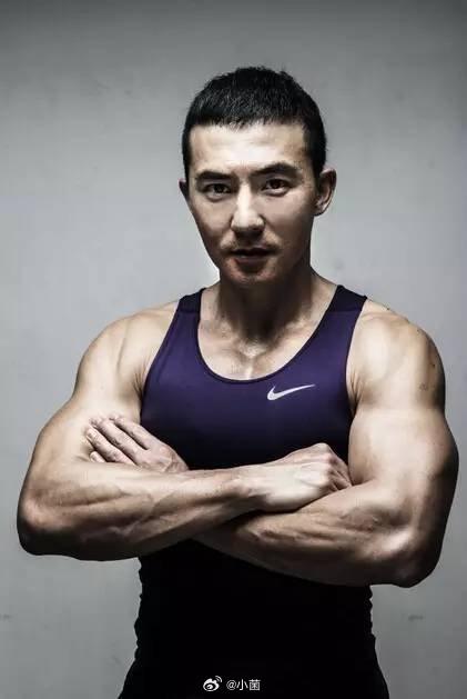 刘畊宏带着唐艺昕一起跳操唐艺昕刘畊宏浪姐披哥同台 前有披哥跳操，后有唐艺昕跟跳，