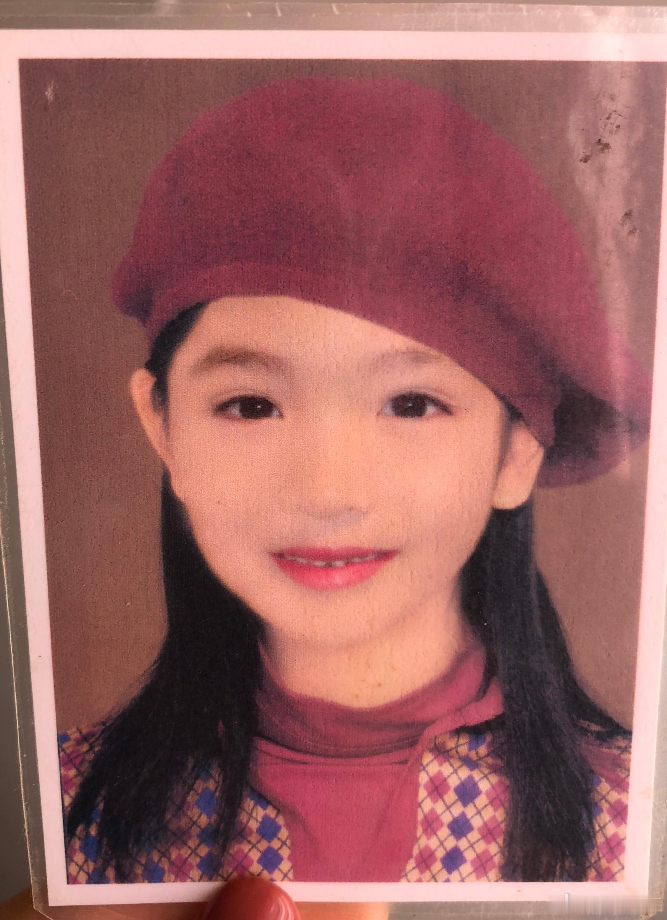 代露娃小时候vs现在代露娃晒小时候的照片 代露娃六一童年照曝光，纯天然的五官从小