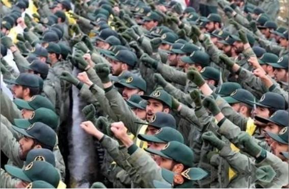 一位美籍华人曾表示：“自从美国用B2轰炸了伊朗之后，让中国人彻底失去了信心”。我