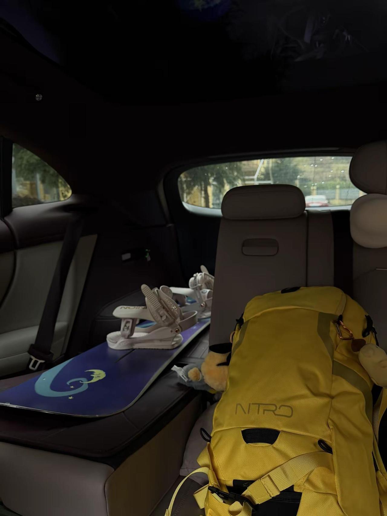 我的车只能放一块雪板 所以我不能跟你玩了  小米汽车