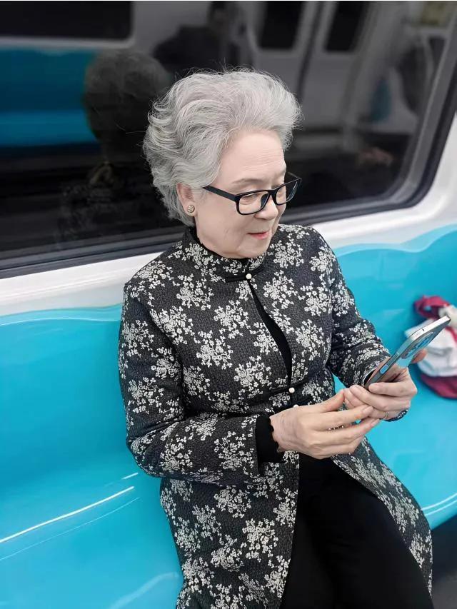 今天发现有个八九十岁的老人，顶一头染过的黑亮头发，配对佝偻的身体，迈着踌躇的双腿
